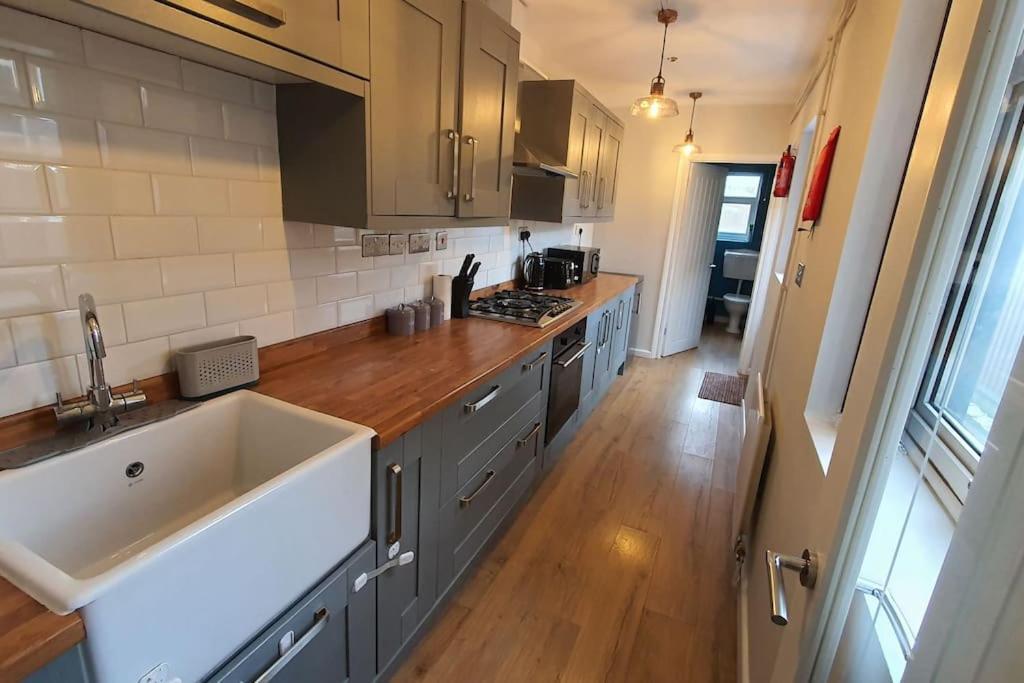 Contractors-City Centre-Parking-Sleeps 9 -Smart Tv, 2 Bathrooms! Coventry Exterior foto